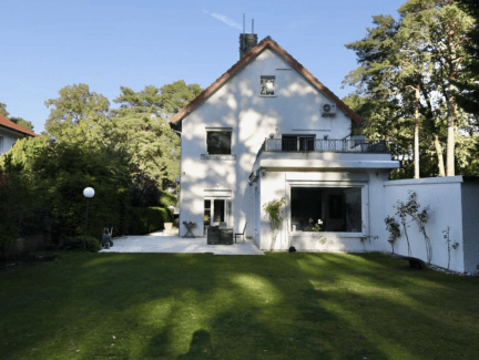 PARKÄHNLICHES GRUNDSTÜCK MIT BEBAUUNGSPOTENTIAL - PARKETT IN FISCHGRÄTOPTIK - KAMIN & SAUNA