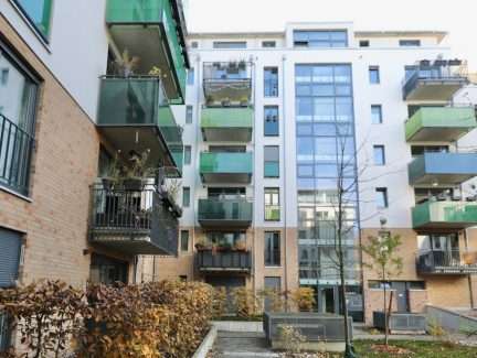 HOCHWERTIGE EINBAUKÜCHE, PARKETTBODEN & FUSSBODENHEIZUNG - 2 BALKONE - AUFZUG & TG-STELLPLATZ